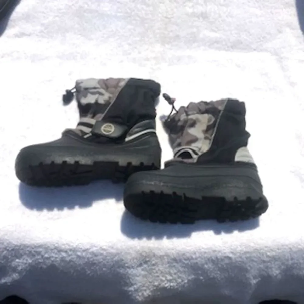 Size: 11Y Snow Boots . Insulated Waterproof . Boys Girls PLC Thermolite . Used